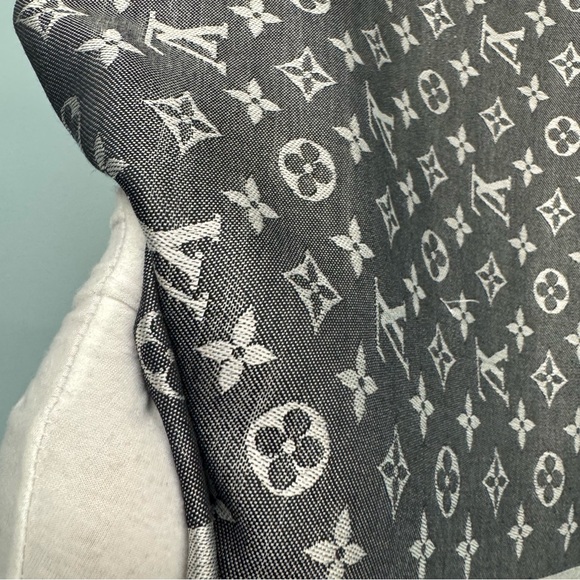 Louis Vuitton Scarf - Picture 4 of 6